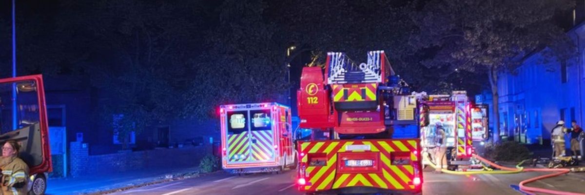 FW-RE: Wohnungsbrand in Recklinghausen-Süd: Eine Person durch Fenster gerettet und schwerstverletzt