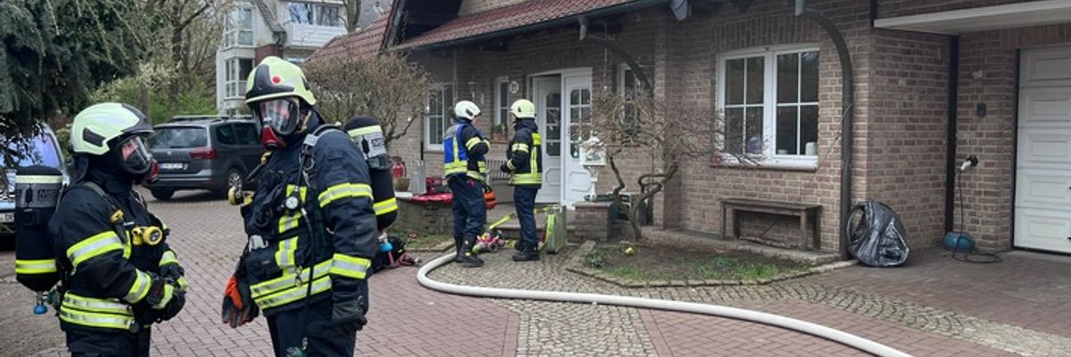 FW Dinslaken: Hund nach Kellerbrand wohlauf