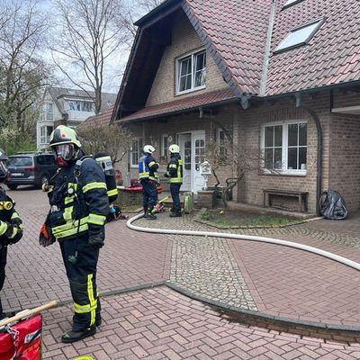 FW Dinslaken: Hund nach Kellerbrand wohlauf