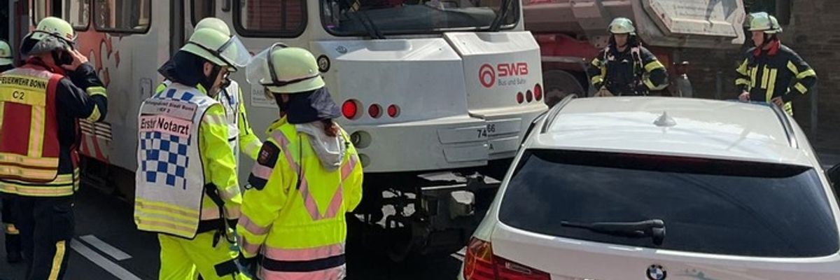 FW-BN: Zusammenstoß zwischen Straßenbahn und PKW endete glimpflich