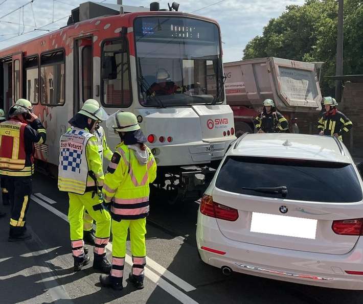 FW-BN: Zusammenstoß zwischen Straßenbahn und PKW endete glimpflich