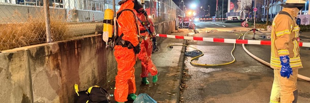 FW LK Esslingen: Gefahrgutunfall in Leinfelden-Echterdingen löst Feuerwehreinsatz aus.