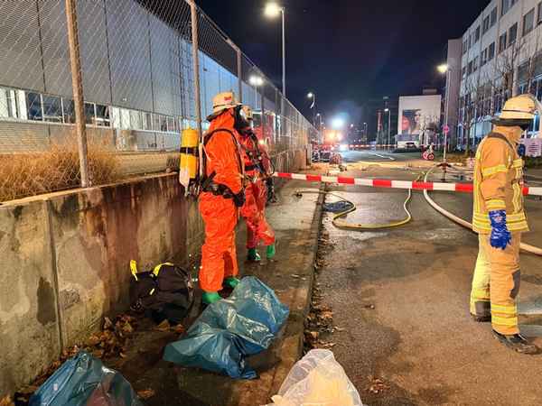 FW LK Esslingen: Gefahrgutunfall in Leinfelden-Echterdingen löst Feuerwehreinsatz aus.