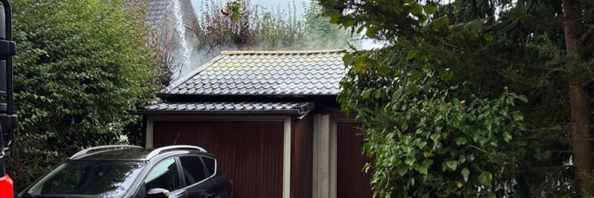 FW-PI: Halstenbek: Garagenbrand - Feuerwehr verhindert Übergreifen auf Nachbarhaus