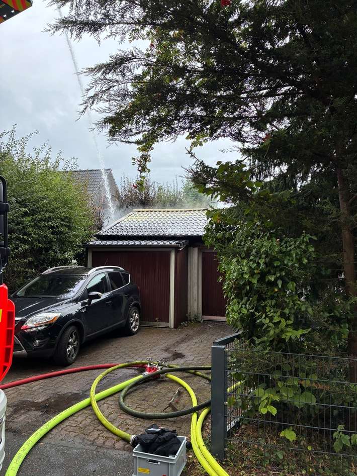 FW-PI: Halstenbek: Garagenbrand - Feuerwehr verhindert Übergreifen auf Nachbarhaus