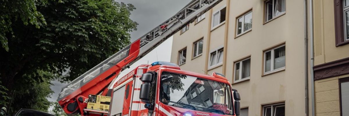 FW-E: Zimmerbrand in einem Mehrfamilienhaus - Treppenraum verraucht