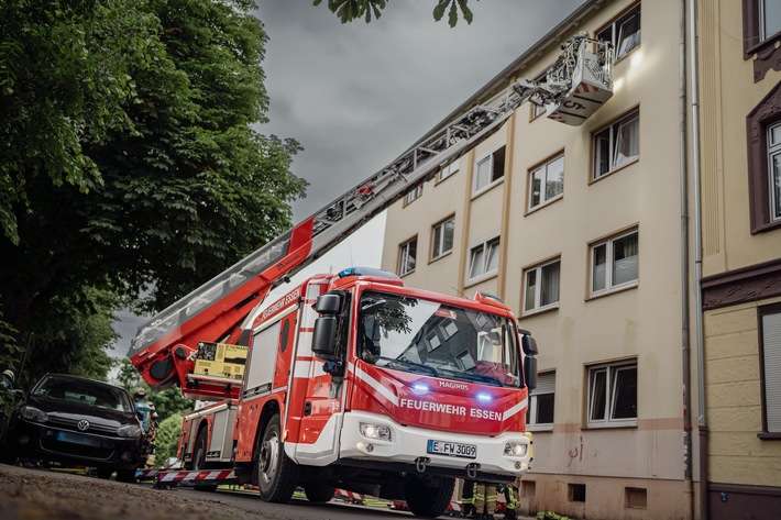 FW-E: Zimmerbrand in einem Mehrfamilienhaus - Treppenraum verraucht