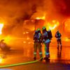 FW-OLL: Zwei Lkw auf Firmengelände in Vollbrand - Gefahr durch berstende Reifen