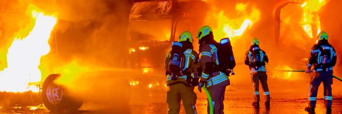 FW-OLL: Zwei Lkw auf Firmengelände in Vollbrand - Gefahr durch berstende Reifen