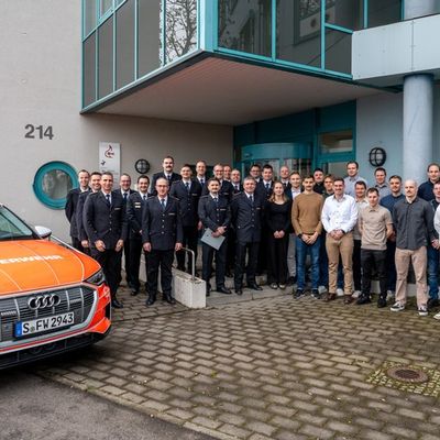 FW Stuttgart: Traumberufe bei der Feuerwehr Stuttgart: Stellenausschreibungen und Beförderungen