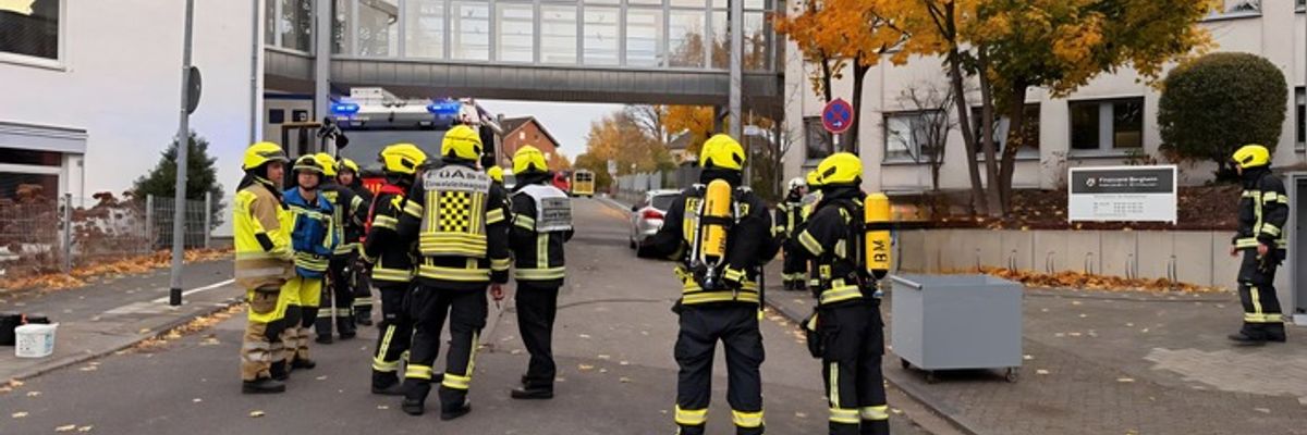 FW Bergheim: Substanz am Bergheimer Finanzamt verkippt Gebäude durch Feuerwehr geräumt - Keine Verletzten