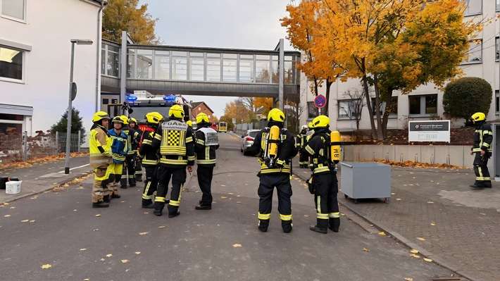 FW Bergheim: Substanz am Bergheimer Finanzamt verkippt Gebäude durch Feuerwehr geräumt - Keine Verletzten