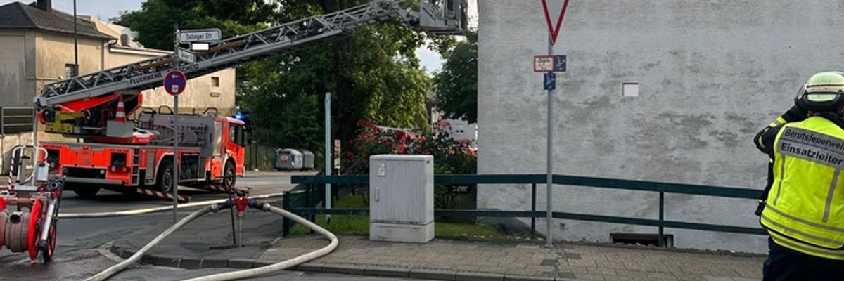 FW-RS: Zimmerbrand in Mehrfamilienhaus - Zwei Personen verletzt.