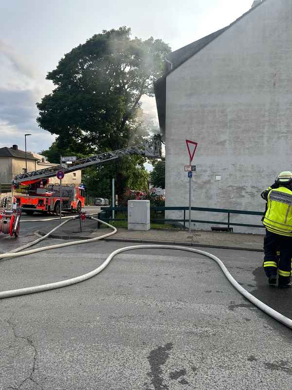 FW-RS: Zimmerbrand in Mehrfamilienhaus - Zwei Personen verletzt.