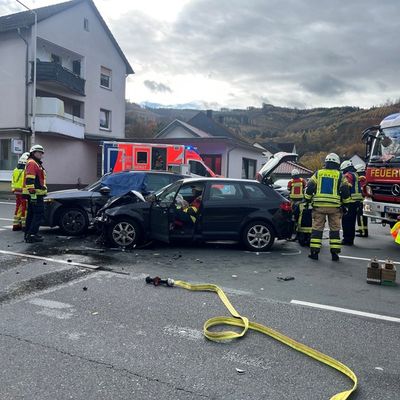 FW-PL: Verkehrsunfall mit eingeschlossener Person - zwei Leichtverletzte