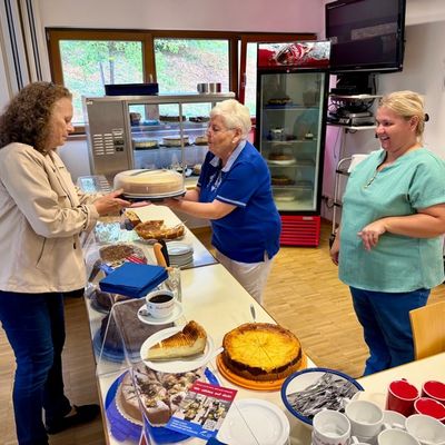 FW Weinheim: Am Grill genauso eingespielt wie im Einsatz. Die Abteilung Oberflockenbach feiert mit ihren Gästen