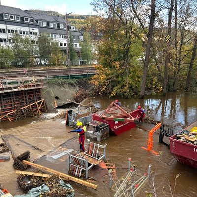FW-OE: Starke Regenfälle sorgen für Großeinsatz an der Ruhr-Sieg-Strecke in Altenhundem