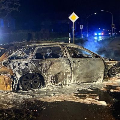 FW-KLE: Fahrzeugbrand in Schneppenbaum - Taxi brennt vollständig aus