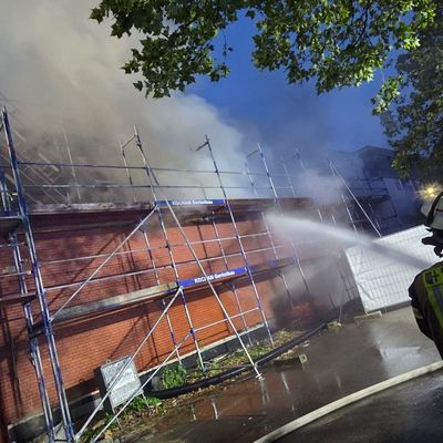 FW Datteln: Brand an der Fassade der renovierten Realschulturnhalle