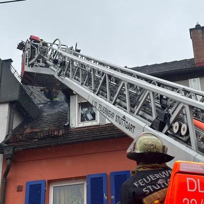 FW Stuttgart: Dehnfugenbrand führt zu langwierige Löscharbeiten