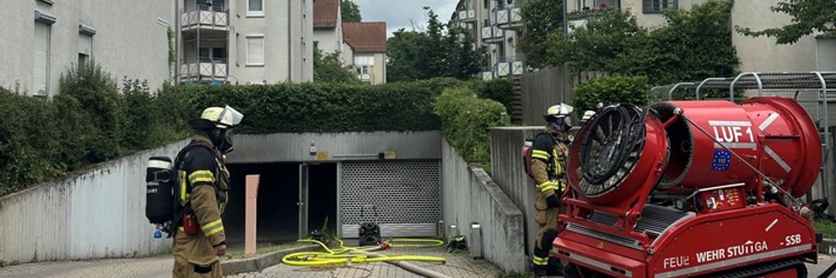 FW Stuttgart: Brennender PKW in Tiefgarage