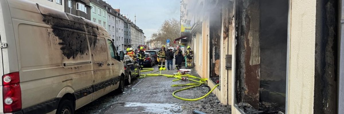 FW-GE: Ladenlokal im Vollbrand