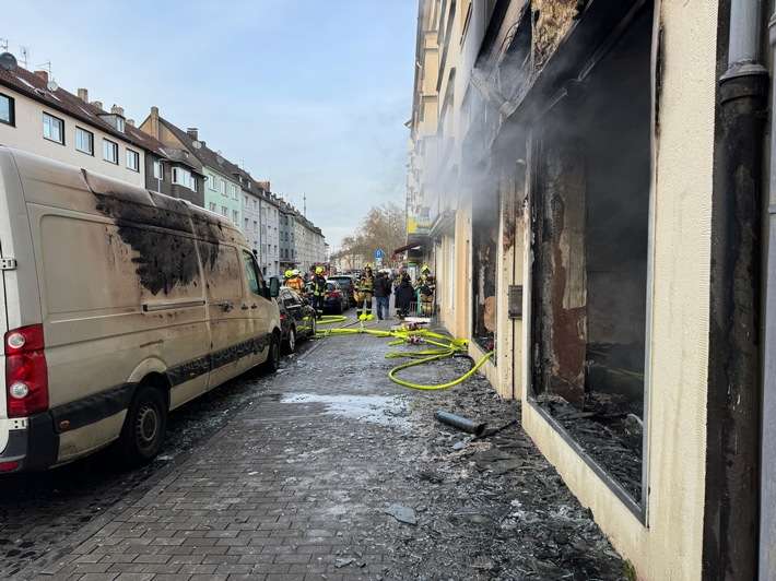FW-GE: Ladenlokal im Vollbrand