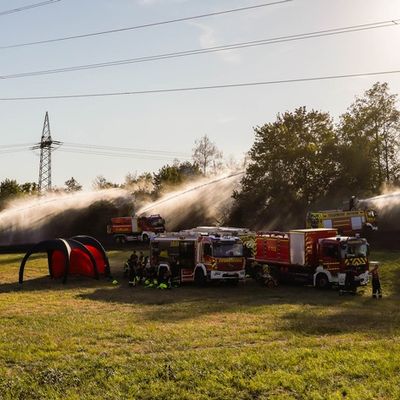 Feuerwehr MTK: Vegetationsbrand in Hattersheim nach rund 18 Stunden beendet - Brandwache musste in der Nacht weitere Brandnester ablöschen
