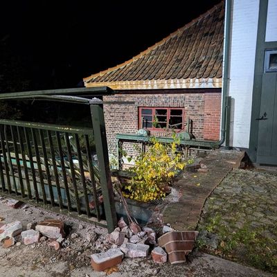 FW-ROW: Nächtlicher Unfall in Rotenburg: PKW landet in der Wiedau