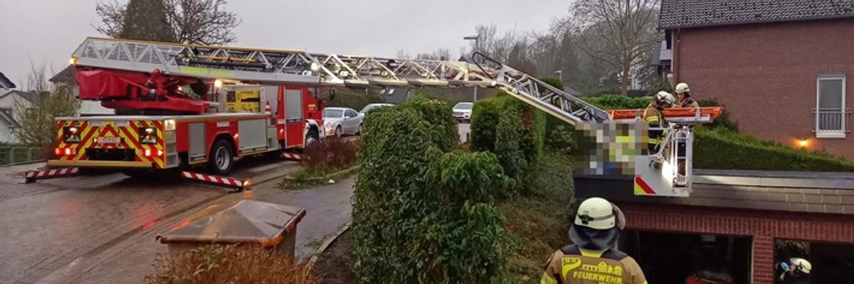 FW-EN: Mehrere Einsätze beschäftigten die Feuerwehr am Wochenbeginn - Feuerwehr und Rettungsdienst retteten Mann vom Garagendach - Mehrere Paralleleinsätze