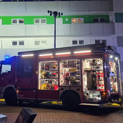 FW Celle: Balkon eines achtgeschossigen Wohngebäudes in Vollbrand - Mehrere Wohnungen verraucht!