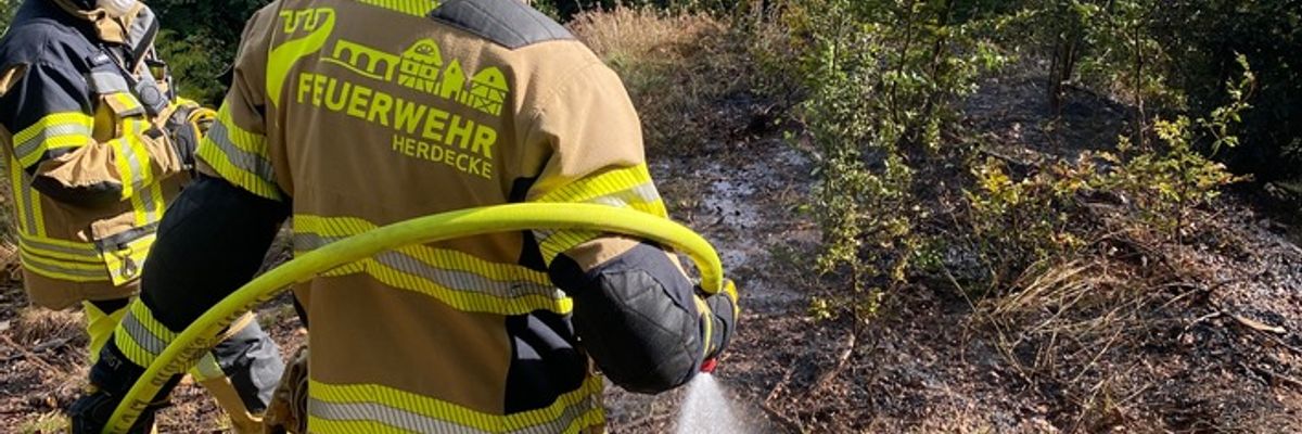FW-EN: 50 m² Unterholz brennen im Wald - Feuerwehr Herdecke und Feuerwehr Wetter (Ruhr) im Einsatz.