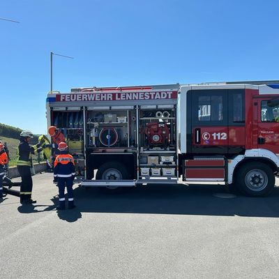 FW-OE: Jugendfeuerwehr übt den Ernstfall bei Gerätebau Linn in Lennestadt-Oedingen