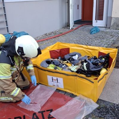 FW Dresden: ABC-Einsatz in einem Labor - Flüssigkeit tritt aus