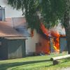KFV-CW: Holzlager geht in Flammen auf / Backhaus und Feuerwehrmagazin blieben verschont