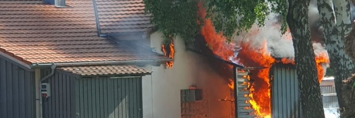 KFV-CW: Holzlager geht in Flammen auf / Backhaus und Feuerwehrmagazin blieben verschont