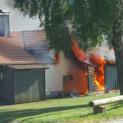 KFV-CW: Holzlager geht in Flammen auf / Backhaus und Feuerwehrmagazin blieben verschont
