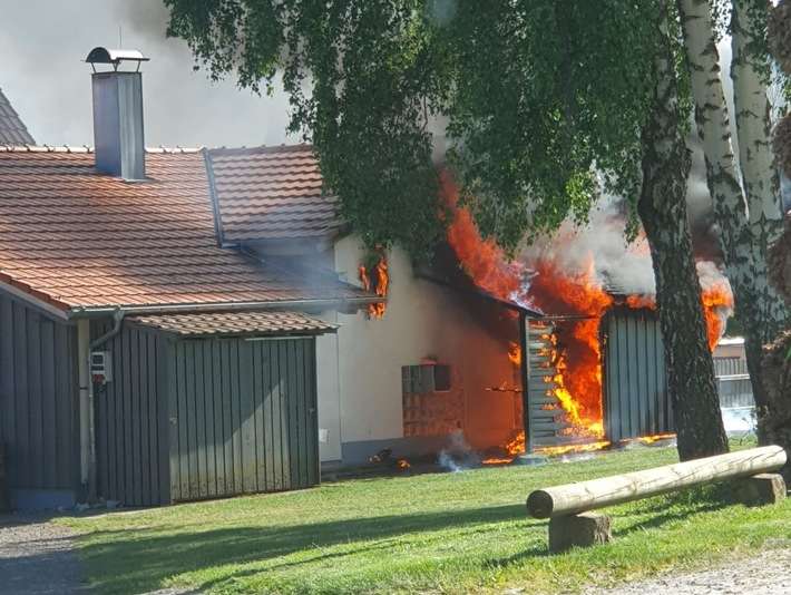 KFV-CW: Holzlager geht in Flammen auf / Backhaus und Feuerwehrmagazin blieben verschont