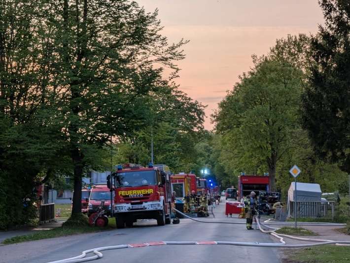 FW-ROW: Dachstuhlbrand in einem Mehrparteienhaus in Rotenburg