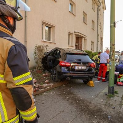 FW-E: Pkw kollidiert nach medizinischem Notfall mit Wohnhaus - Person konnte durch Ersthelfer aus dem Auto befreit werden