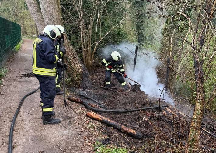FW-AUR: Brennende Vegetation am Waldesrand