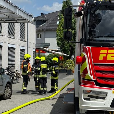 Feuerwehr MTK: Drei Einsätze an einem Tag: Gebäudebrand, Tierrettung und Aufzugsrettung