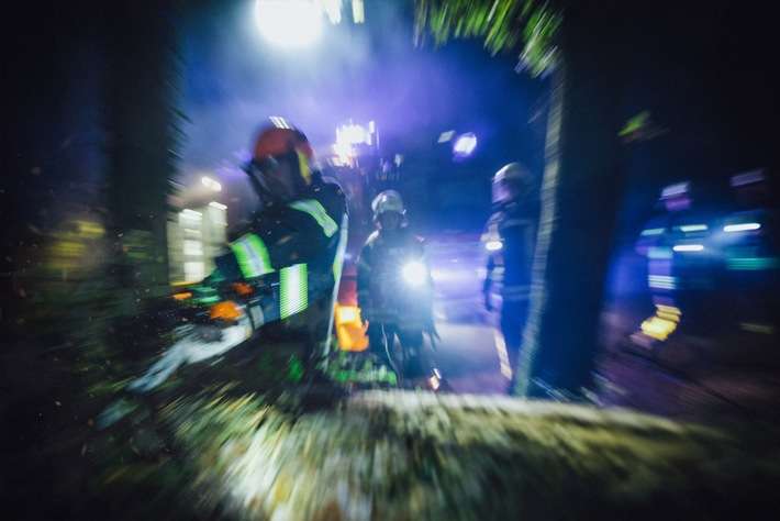 FFW Schwalmtal: Umgestürzter Baum blockiert einzige Zufahrt
