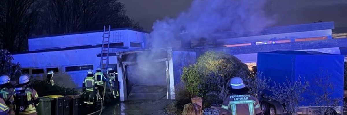 FW-Lohmar: Garagenbrand forderte die Feuerwehr Lohmar am frühen Freitagabend