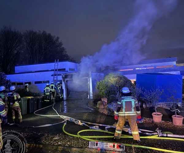 FW-Lohmar: Garagenbrand forderte die Feuerwehr Lohmar am frühen Freitagabend