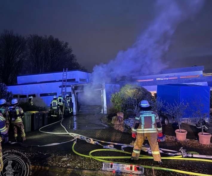 FW-Lohmar: Garagenbrand forderte die Feuerwehr Lohmar am frühen Freitagabend