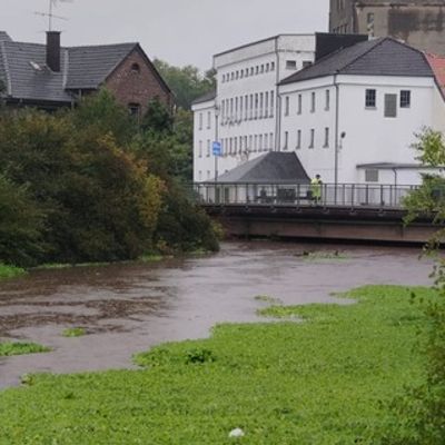 FW Grevenbroich: Hochwasserwarnung für Grevenbroich nach Starkregenlage über NRW - Feuerwehr überwacht und koordiniert Gefahrenlage kontinuierlich im Führungsstab