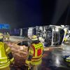 FF Bad Salzuflen: Kühl-Lkw bleibt auf Mittelleitplanke liegen / Feuerwehr Bad Salzuflen ist mit 30 Kräften über Stunden auf der A2 im Einsatz
