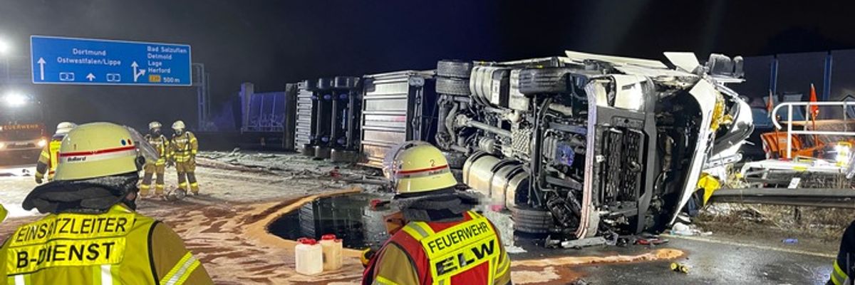 FF Bad Salzuflen: Kühl-Lkw bleibt auf Mittelleitplanke liegen / Feuerwehr Bad Salzuflen ist mit 30 Kräften über Stunden auf der A2 im Einsatz