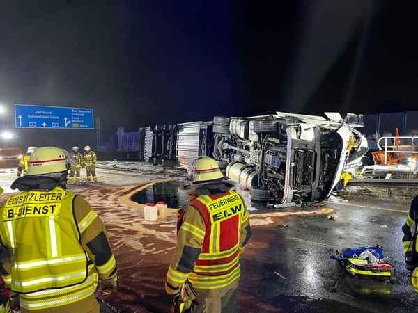 FF Bad Salzuflen: Kühl-Lkw bleibt auf Mittelleitplanke liegen / Feuerwehr Bad Salzuflen ist mit 30 Kräften über Stunden auf der A2 im Einsatz